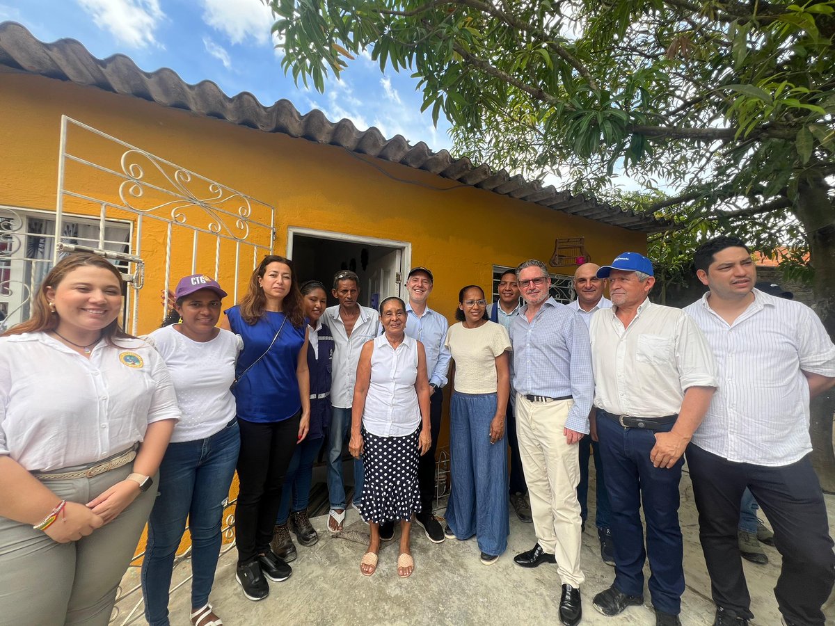 El programa de vivienda Resiliente e Incluyente del @Minvivenda y el <a href="/BancoMundialLAC/">Banco Mundial | América Latina y el Caribe</a> beneficiará a más de 240 mil hogares en #Colombia. Conocí a Denis, Lorena, Leonor, Erika y Norma quienes me contaron cómo su calidad de vida mejoró gracias a las mejoras en sus viviendas.