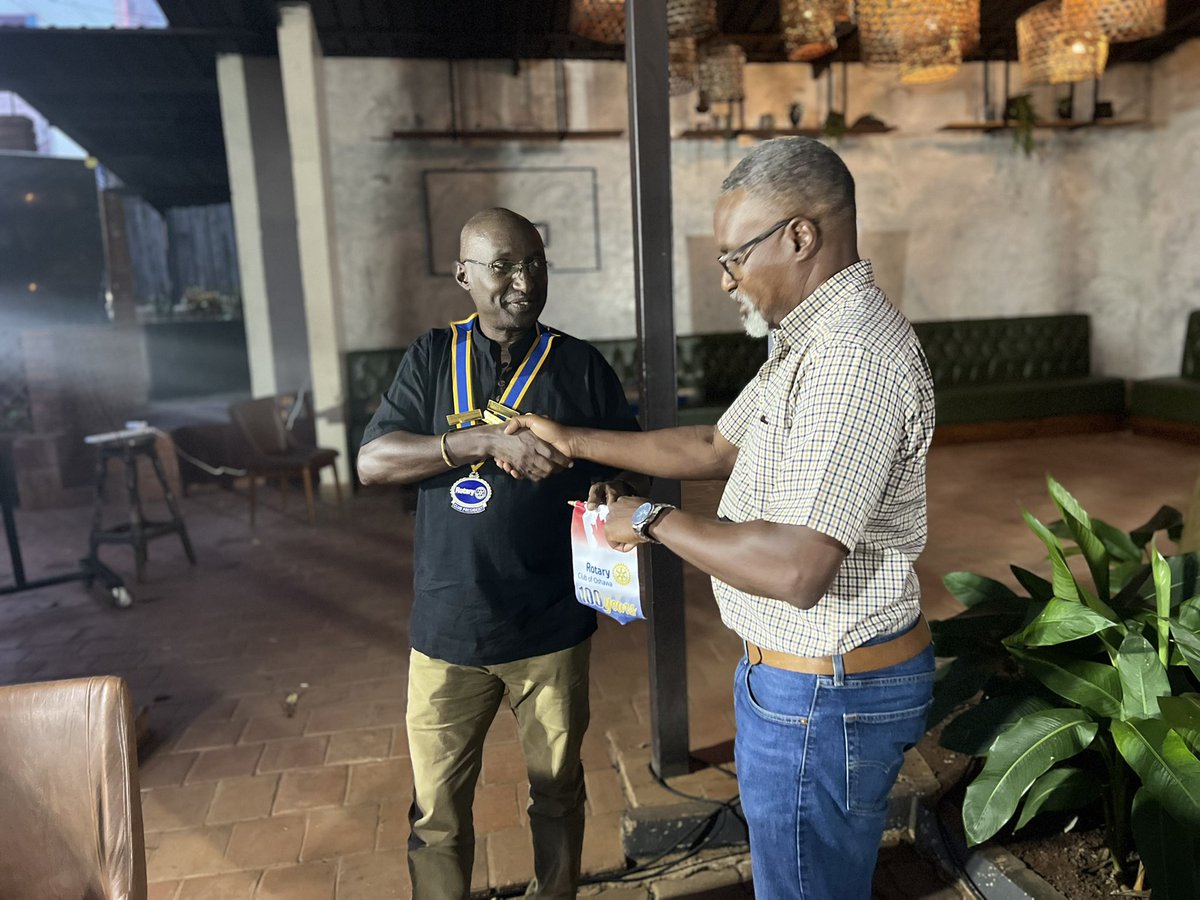 RKyadondo's tweet photo. We were so delighted to host Rtn @sammuw from the Rotary Club of Oshawa @oshawaribfest as he made his maiden visit to our club. 

He also handed over a banner to our President Tony Kisadha during our weekly fellowship at @UgandaGolf 

#ServiceAboveSelf #RCKyadondo https://t.co/QwWJaQqF7E