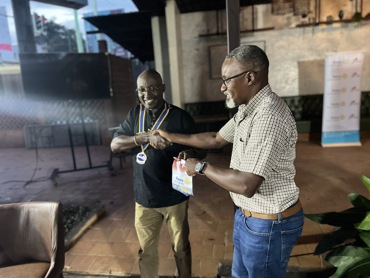 RKyadondo's tweet photo. We were so delighted to host Rtn @sammuw from the Rotary Club of Oshawa @oshawaribfest as he made his maiden visit to our club. 

He also handed over a banner to our President Tony Kisadha during our weekly fellowship at @UgandaGolf 

#ServiceAboveSelf #RCKyadondo https://t.co/QwWJaQqF7E