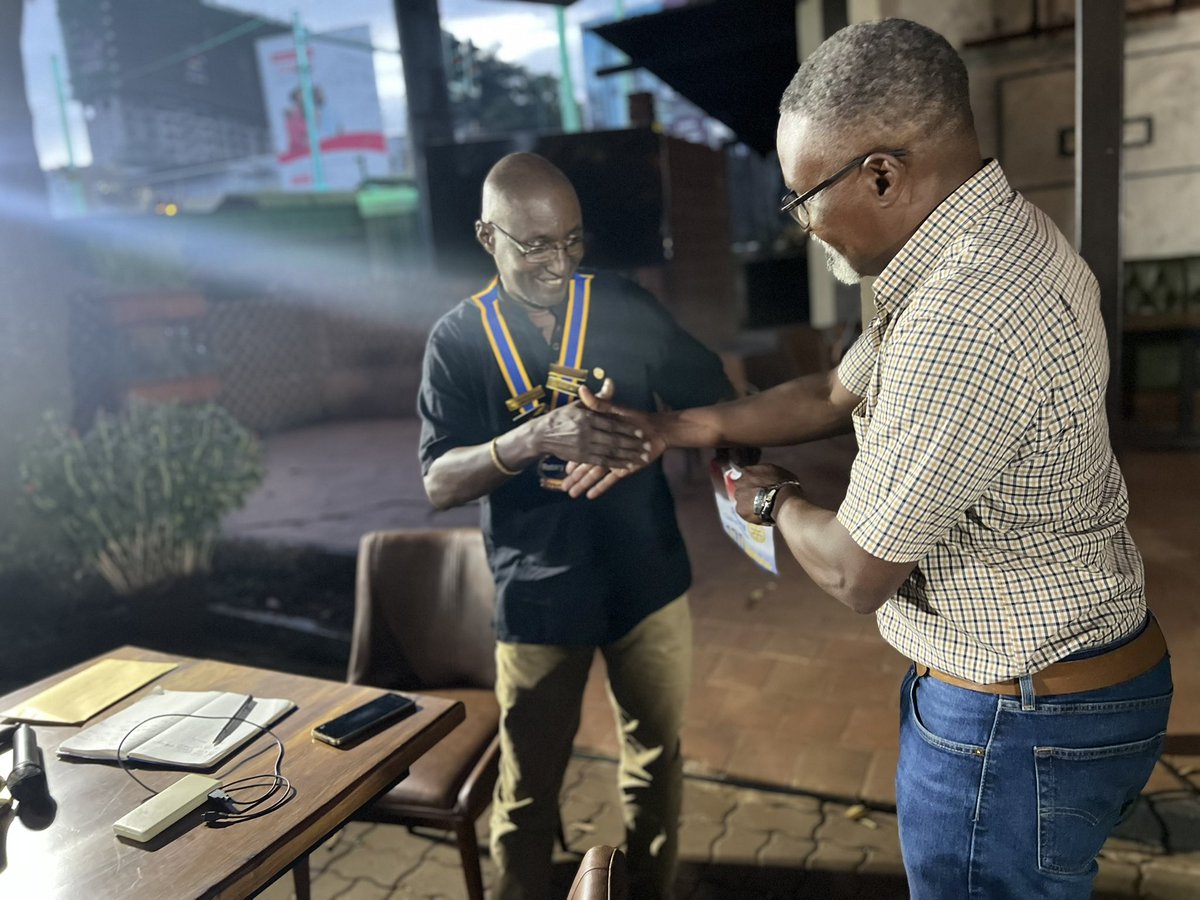 RKyadondo's tweet photo. We were so delighted to host Rtn @sammuw from the Rotary Club of Oshawa @oshawaribfest as he made his maiden visit to our club. 

He also handed over a banner to our President Tony Kisadha during our weekly fellowship at @UgandaGolf 

#ServiceAboveSelf #RCKyadondo https://t.co/QwWJaQqF7E