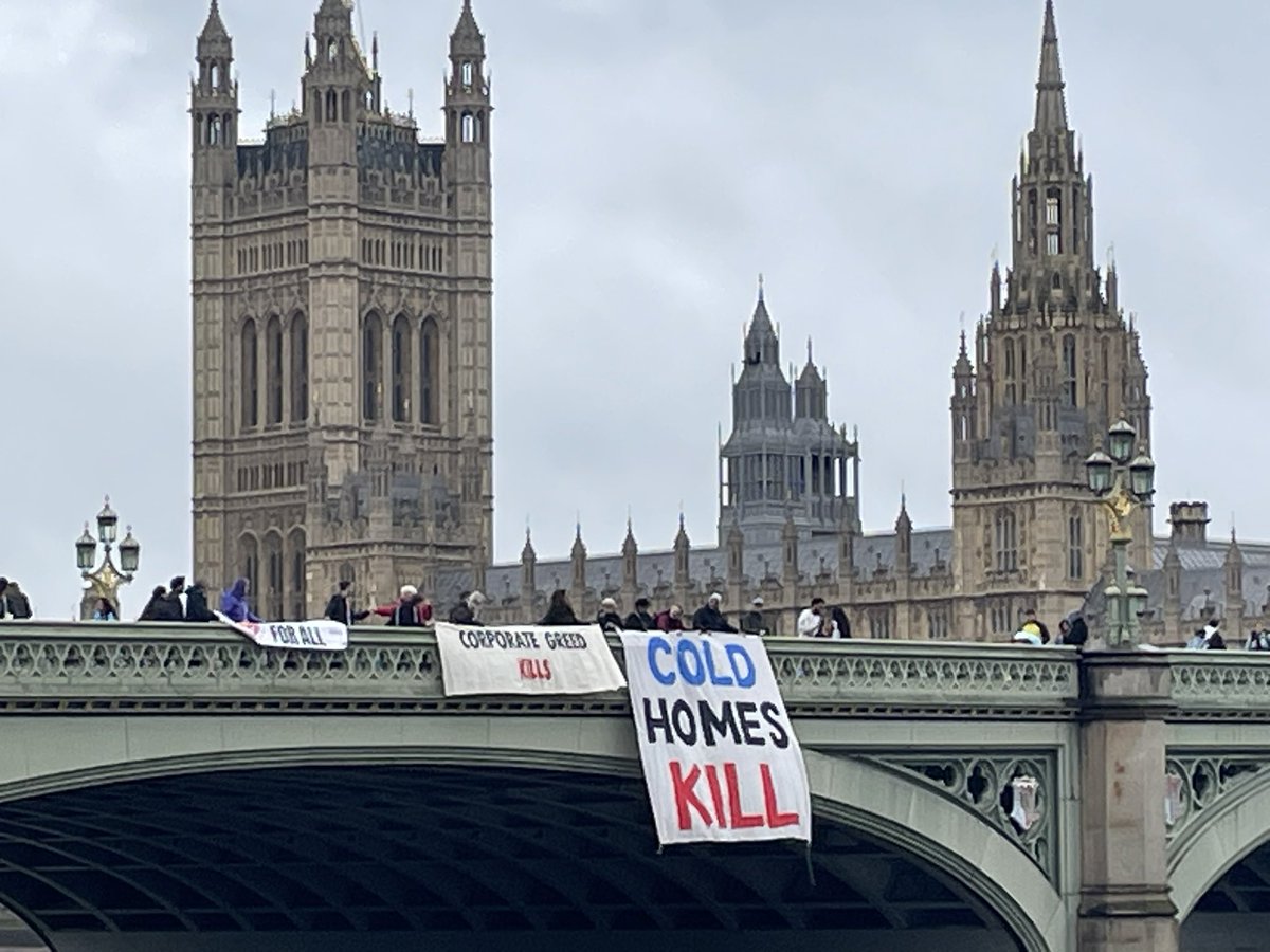 paulapeters2's tweet photo. #EndFuelPoverty
#EnergyForAll 

On a cold &amp; rainy day in London as energy prices rose by 10% &amp; winter fuel payments were cut for 10 million older people activists from @and_unite @EastLondonUniteCom @FuelPovAction &amp; supported by @UniteLondonEast 
Dropped 3 banners https://t.co/nJSjpeVqwh