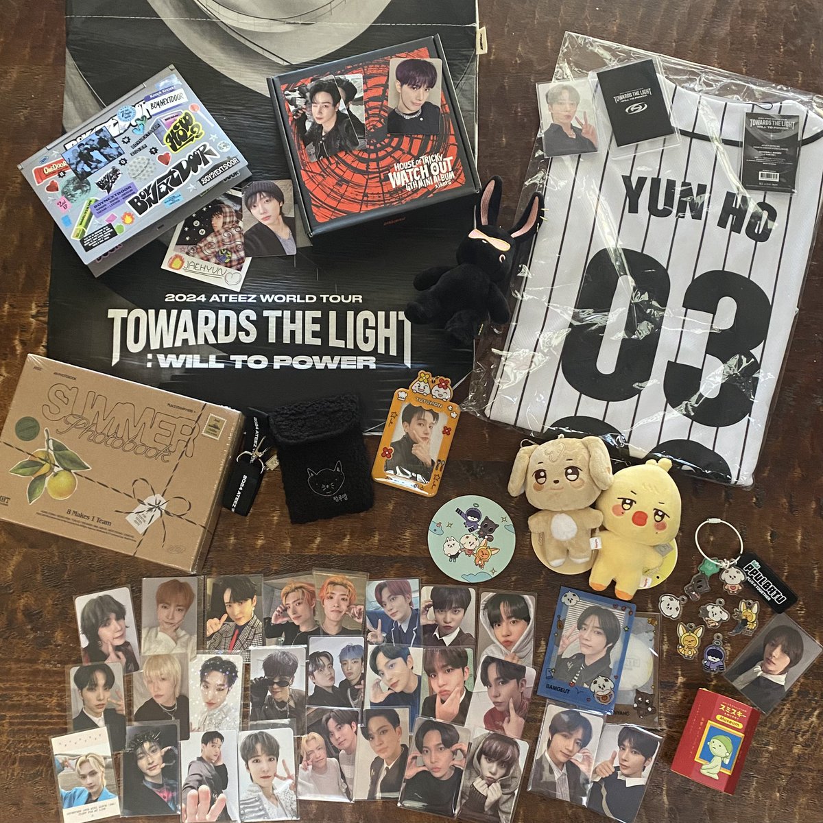 hongjseob's tweet photo. the final haul of #ATINYinLA weekend ʕ•́ᴥ•̀ʔっ

#TowardsTheOomf #Will_To_Moot #ATINYtour https://t.co/nPeoFJGI9s