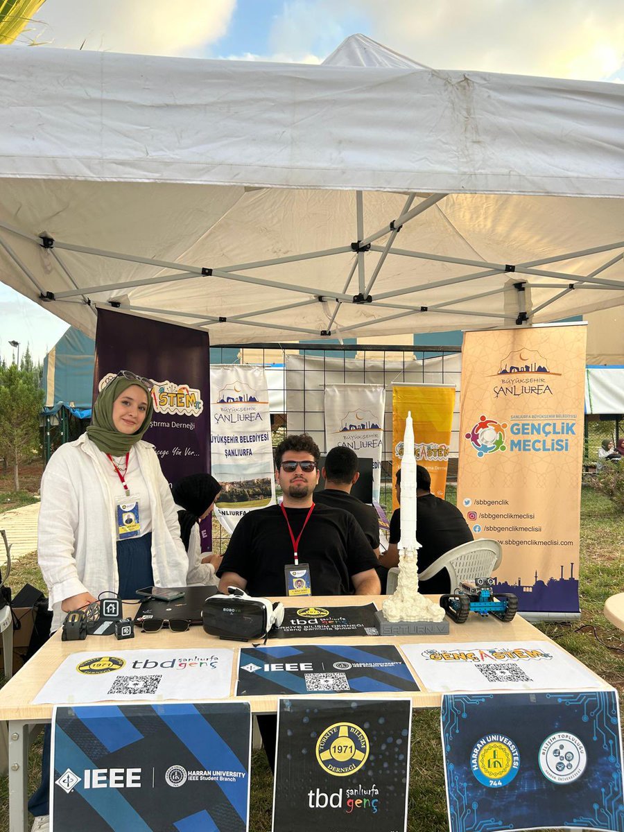 Gençlik Meclisi Harran Üniversitesi’nde!

Harran Üniversitesi’nde bugün başlayan oryantasyon programında Gençlik Meclisi olarak yer almanın mutluluğunu yaşıyoruz. 

Üniversitemizde kuracağımız Gençlik Meclisi Temsilciliği ile üniversiteli gençlerimizin kent yönetiminde aktif rol