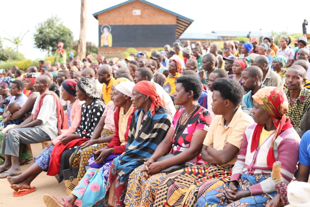 GakenkeDistrict's tweet photo. Ku Gicamunsi cyo kuri uyu wa 01 Ukwakira 2024, Umuyobozi wa
@GakenkeDistrict, Madame @muka_vestine yifatanyije n'Abaturage b'Umurenge wa #Rusasa mu gikorwa cyo gutangiza Ukwezi kwahariwe kuzirikana Ubumwe n'Ubudaheranwa bw'Abanyarwanda.
@Unity_MemoryRw
@DrDamascene https://t.co/Rsrd6lfSjP