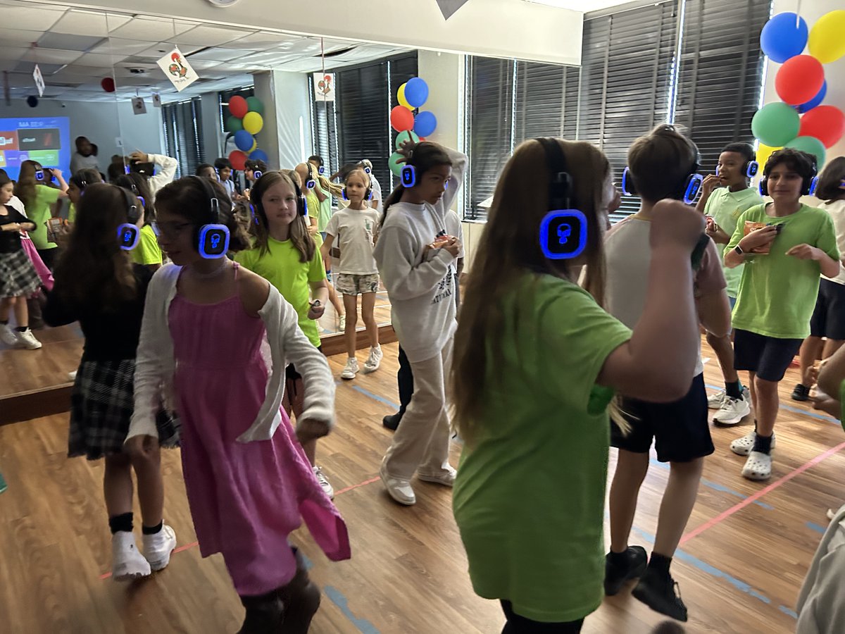 DallasIntSchool's tweet photo. Last Fri, Sept 27, 5th grade students held a silent disco, while middle school students held a sock hop, all to close Homecoming Week. Students had a blast with some great snacks, good music and social time with friends.
#theDISdifference #internationaleducation #AllezLesTigres https://t.co/m146ERFWNv