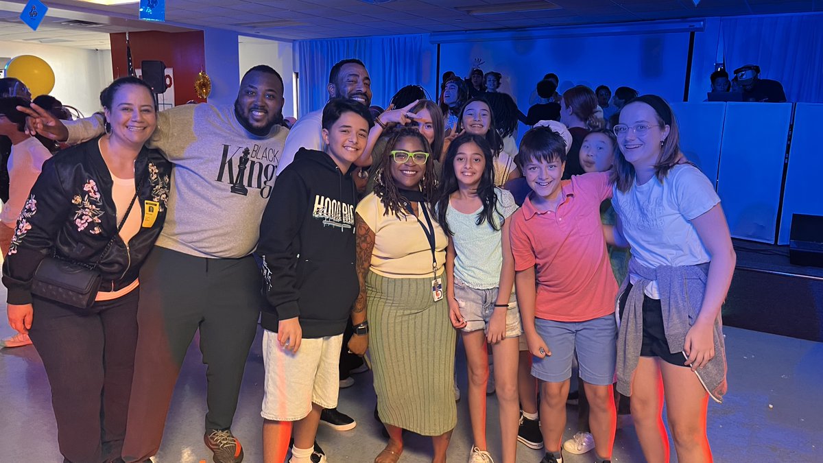 DallasIntSchool's tweet photo. Last Fri, Sept 27, 5th grade students held a silent disco, while middle school students held a sock hop, all to close Homecoming Week. Students had a blast with some great snacks, good music and social time with friends.
#theDISdifference #internationaleducation #AllezLesTigres https://t.co/m146ERFWNv