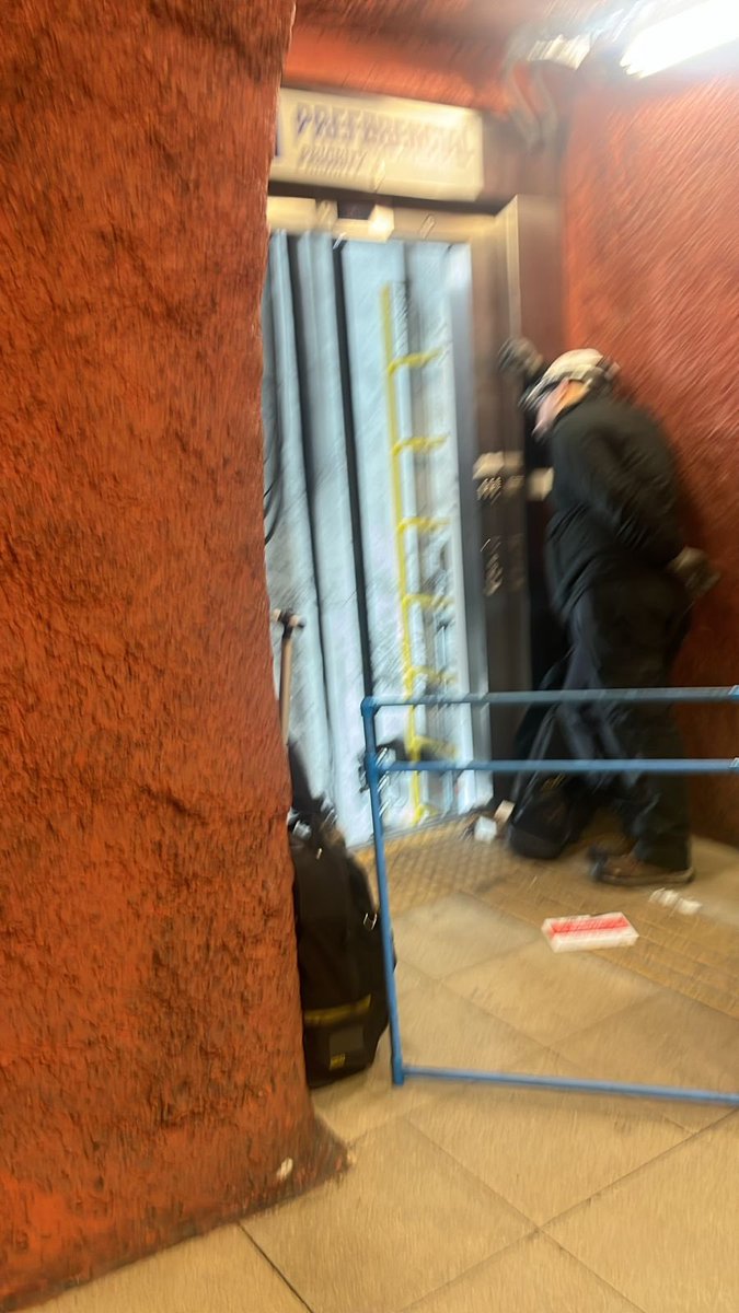 ChileanBucs's tweet photo. #Ahora
@metrodesantiago #EstacionZapadores #MetroZapadores
Buenos días
La escalera mecánica lleva semanas mala y el ascensor desde ayer lunes 30-09 con fallas, cuando se dignarán a repararlos? #Alerta #MuchoGustoMega #ContigoChv @JuanCaMunozA @MTTChile #Auxilio #ComunaRecoleta https://t.co/Ty8CUXYY2K