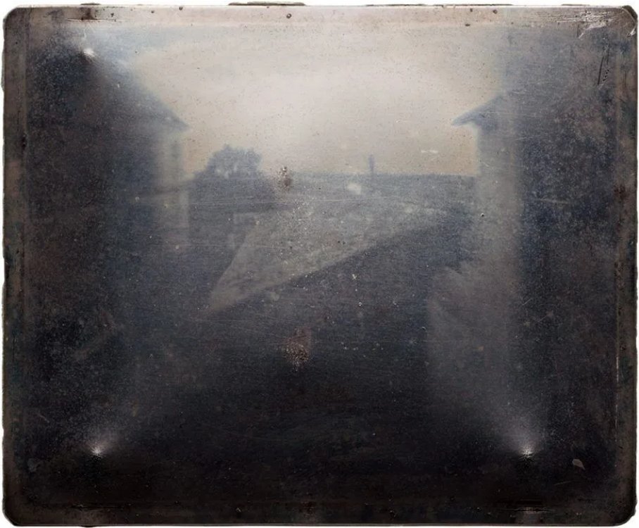 #photodumois on artrepro.hypotheses.org #Nièpce #photo
 Le 2 septembre, il écrit dans une lettre à son fils  Isidore comment #Daguerre est parvenu à fixer sur sa substance chimique 4 des rayons colorés du prisme. #Newton en 1669 avait découvert les 7 couleurs composant la lumière
