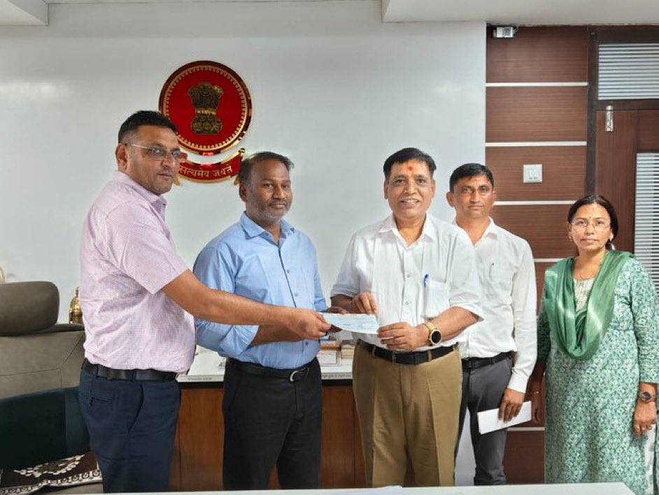 SubhashCSavalia's tweet image. CERA Sanitaryware Ltd. દ્વારા મહેસાણા જિલ્લા ખાતે New Age Learning Centre For Youth બનાવવા માટે રૂ.51,00,000/- (અંકે રૂપિયા એકાવન લાખ પુરા) નો ચેક CSR ફંડ તરીકે જિલ્લા વહીવટી તંત્રને અર્પણ કરેલ છે.
@CMOGuj @infomahesanagog