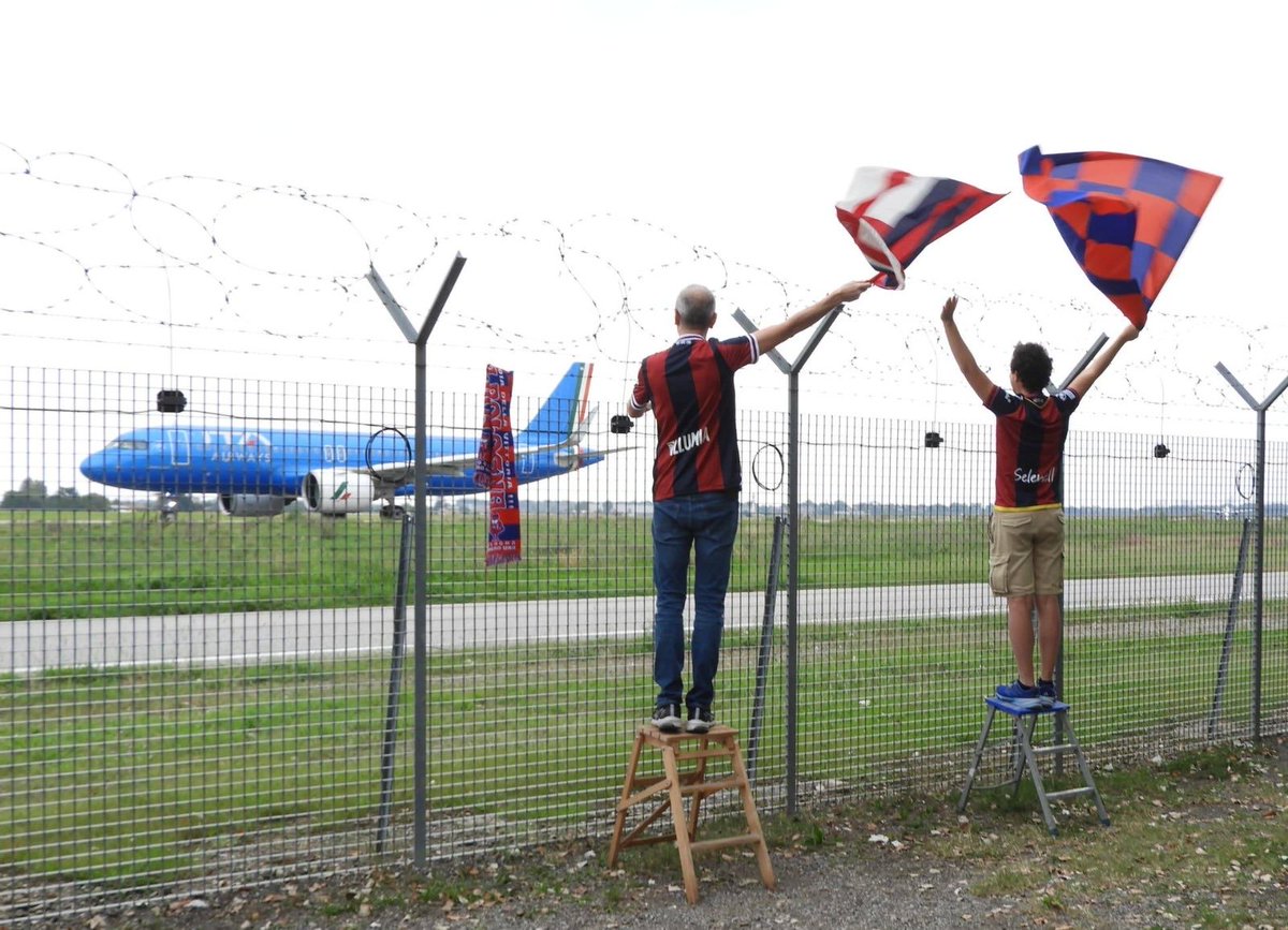 Il Bologna in partenza per Liverpool. Forza ragazzi. ⁦<a href="/Bolognafc1909/">Bologna FC 1909</a>⁩ ⁦<a href="/ZO_it/">Zerocinquantuno #SempreComunque</a>⁩