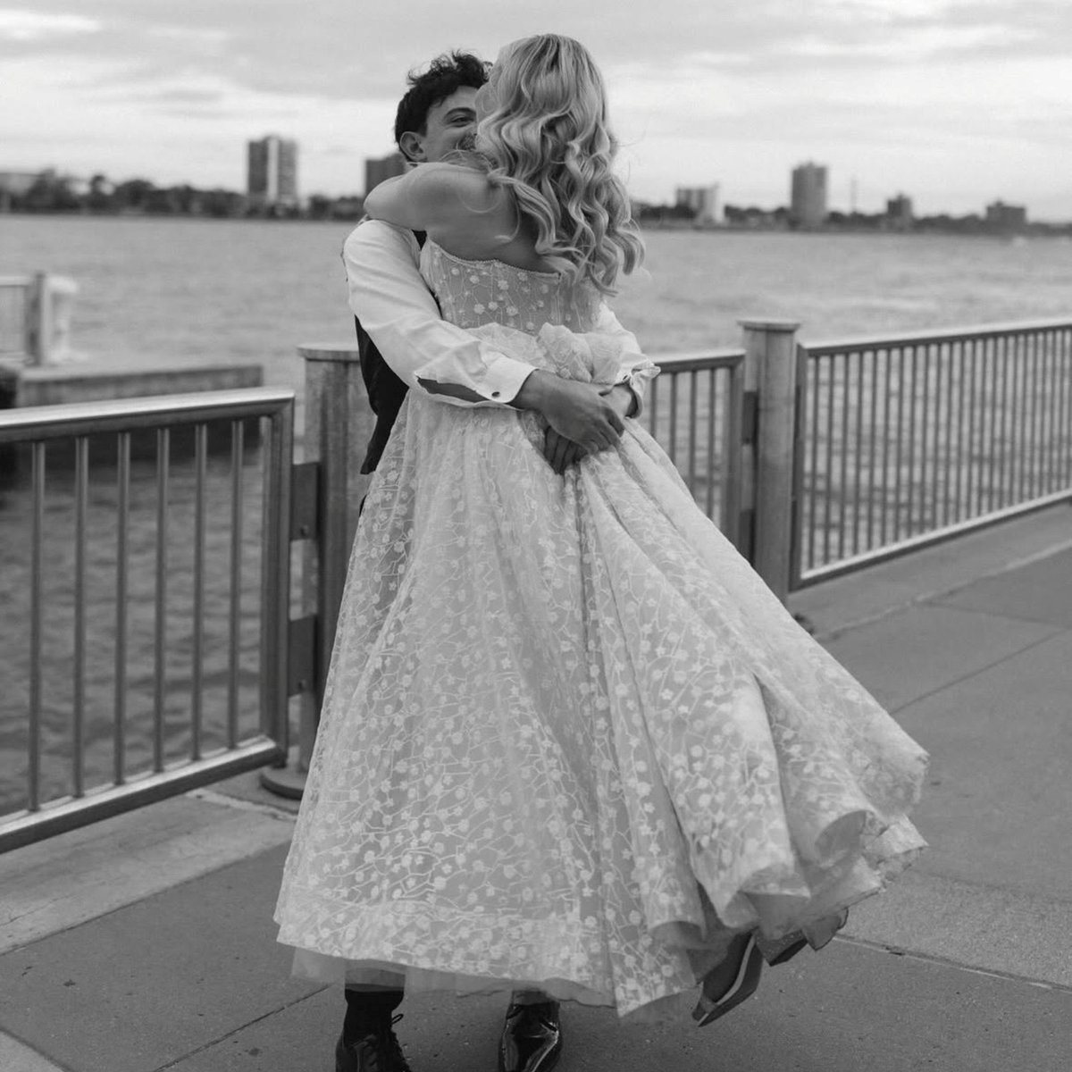 gmrencen's tweet photo. Pure marital bliss along the Detroit Riverfront! 🌊💍

📸: https://t.co/L6PQFtRm0D https://t.co/sk42yDdhuH