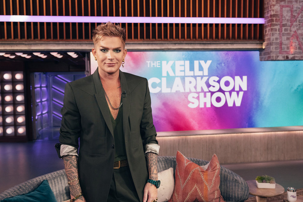 Headline Planet on X: "Adam Lambert appearing on October 3 Kelly Clarkson Show (Weiss Eubanks/NBCU) https://t.co/W2glFqg2UB" / X