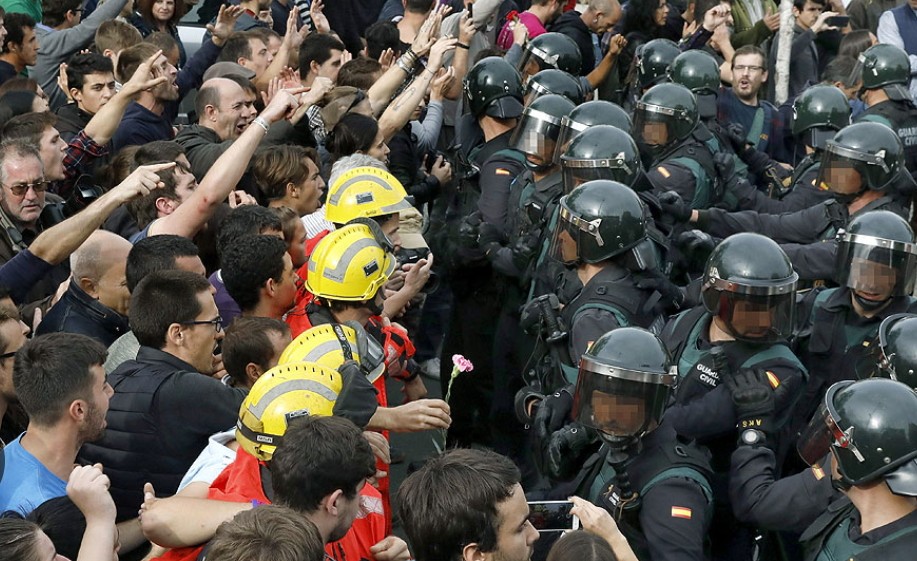 jusapol's tweet photo. Hace siete años Puigdemont y la Generalidad dieron un golpe de Estado.

NO lo lograron, gracias a la enorme labor de nuestros compañeros, que restituyeron el Estado de derecho.

Hermanos heridos que jamás han vuelto a vestir el uniforme. 

VOLVERÍAMOS❓ SÍ

#ProfesionDeRiesgoYa https://t.co/uxQaAWy0fJ
