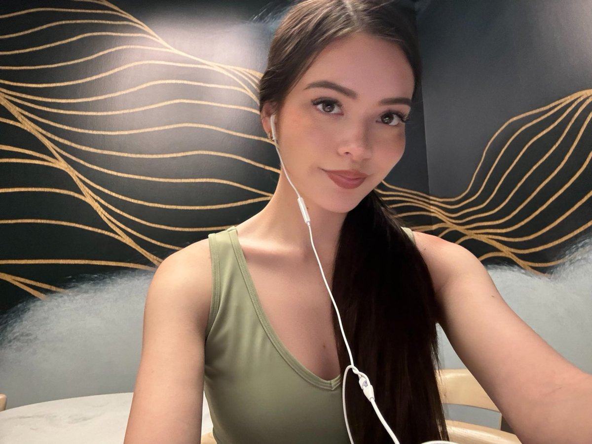 Her relaxed smile during the delay