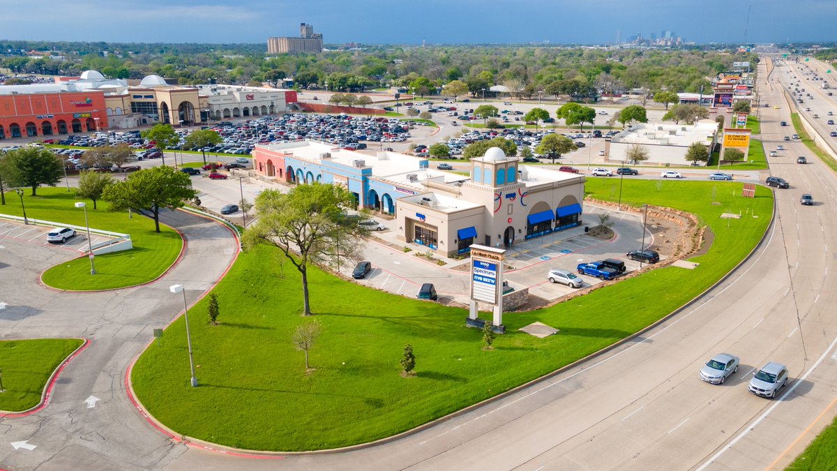 VisitFortWorth's tweet image. La Gran Plaza de Fort Worth is celebrating 20 years of being part of the Fort Worth community! The city landmark has a storied past that spans from its early days as Seminary South Shopping Mall to the cultural hub that La Gran Plaza is today. 

Learn more bit.ly/4dv2wqE