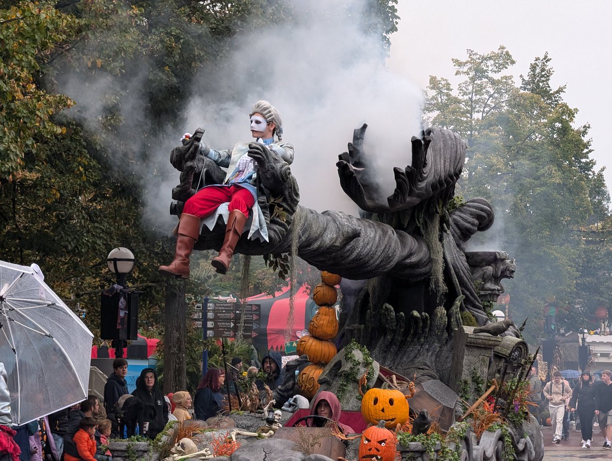 EPF4ever's tweet photo. À 17h30, les autres esprits défileront dans les allées pour la parade d'#Halloween 🎃👻 ! Un moment à ne pas rater, surtout quand la nuit commencera à tomber 🌙✨ ! #EuropaPark #EPlive https://t.co/XO2mQLbtWA