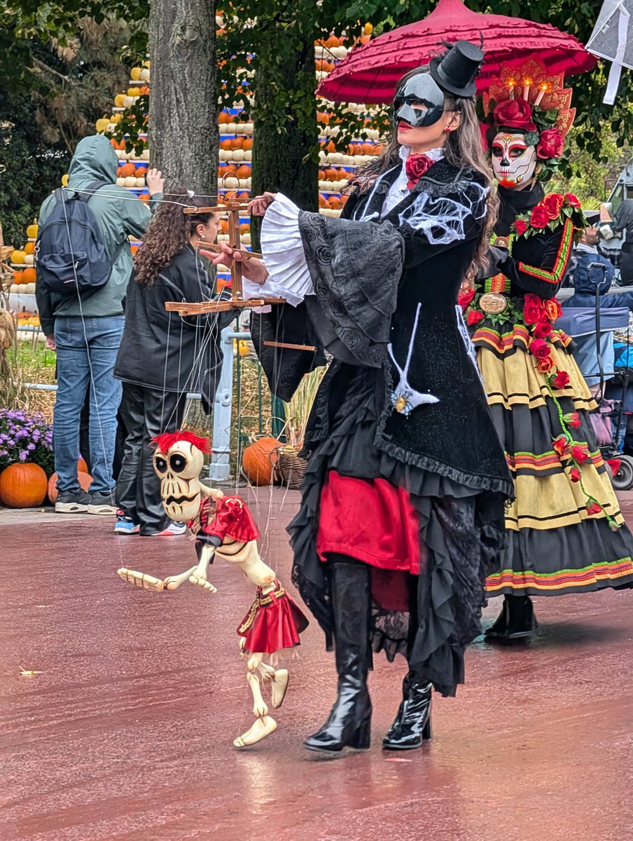 EPF4ever's tweet photo. À 17h30, les autres esprits défileront dans les allées pour la parade d'#Halloween 🎃👻 ! Un moment à ne pas rater, surtout quand la nuit commencera à tomber 🌙✨ ! #EuropaPark #EPlive https://t.co/XO2mQLbtWA