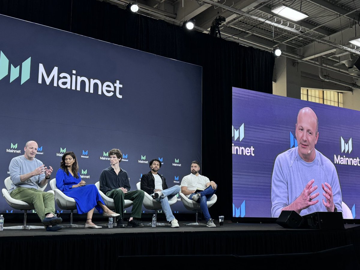 jerh17's tweet image. «Liquid Funds: Crypto Venture 2.0?» panel at #Mainnet2024 

- We are on the path to regulatory normalization 
- 19/25 top revenue generating companies are applications, only 6 - infra
- Trends: Solana, DePin, RWA, Health. 2/5 panelists wearing Oura. Happy Longevity Day :)