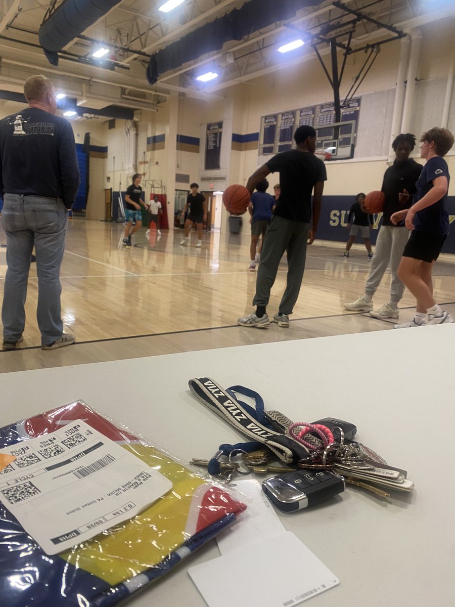 A quiet Gym is a losing Gym. Last night a ton of energy and a sense of intensity and urgency in the gym last night. Build to November #family #brotherhood <a href="/svvanguards/">Sun Valley Athletics</a>