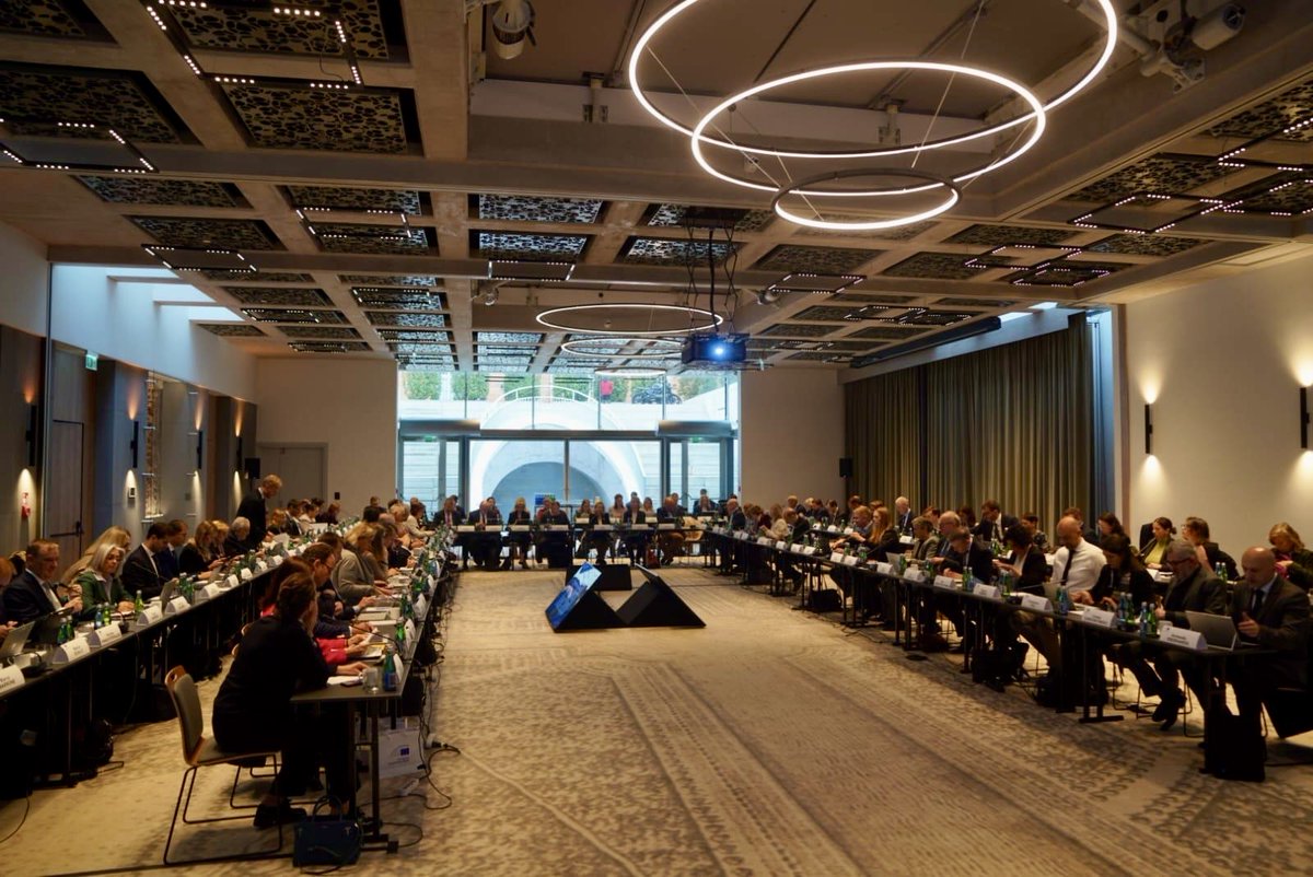 EIB's tweet photo. The Boards of Directors of the EIB and @EIF_eu gathered in Warsaw to meet local authorities and discuss new initiatives and financing instruments that will help channel savings into productive investments for the benefit of Europe’s economies.

Read more⤵️
https://t.co/HcrfOpzGxV https://t.co/nfIxekZnWR
