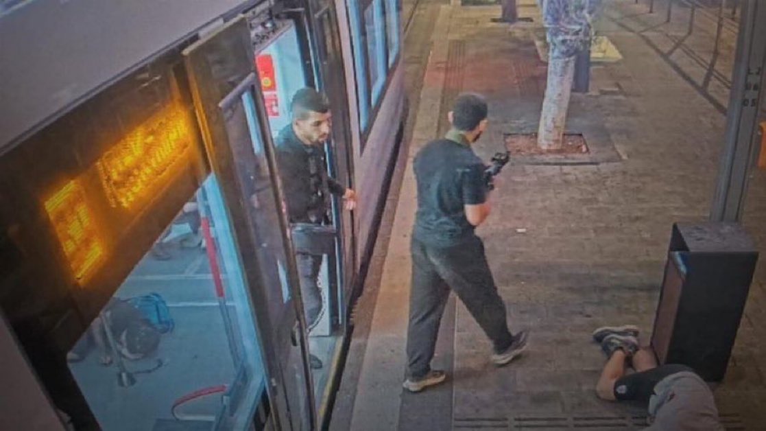 Une attaque terroriste vient d’avoir lieu en Israël.

Deux terroristes armés ont tué plusieurs personnes à Tel-Aviv.

Soutien total aux familles des victimes.

Les civils ne sont responsables de rien.

Notre indignation ne doit pas dépendre de la nationalité des victimes sinon