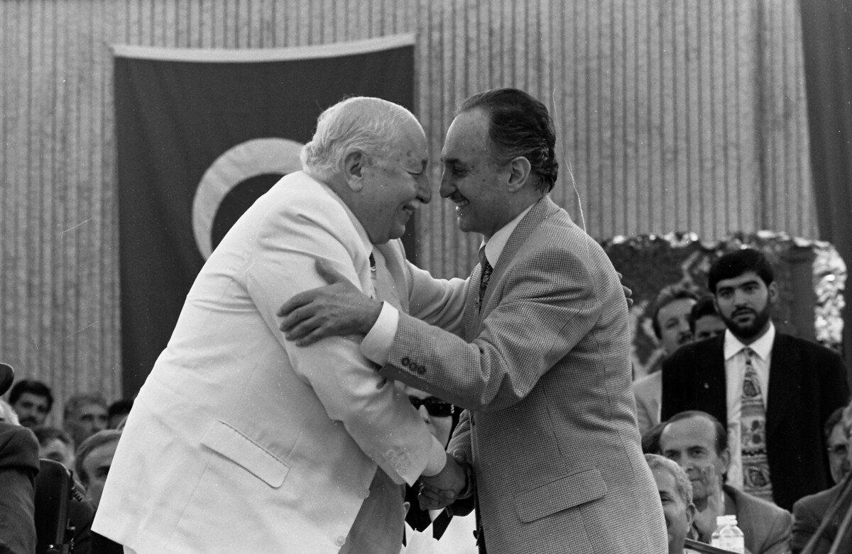 GulAsilturk's tweet photo. Zaman her şeyin ilacı deniyor ya, yerleri dolamayanlar için hiçbir ilaç yok.. Şu içinde bulunduğumuz dönemde onları kaybetmekle meğer neler kaybetmişiz. Ümmet neler kaybetmiş. Yaşıyor ve görüyoruz. Ve zaman hiçbirine ilaç olamıyor, hep hayatta kalacaklarmış gibi düşünüyorsun.. https://t.co/jnL6aBVmpT