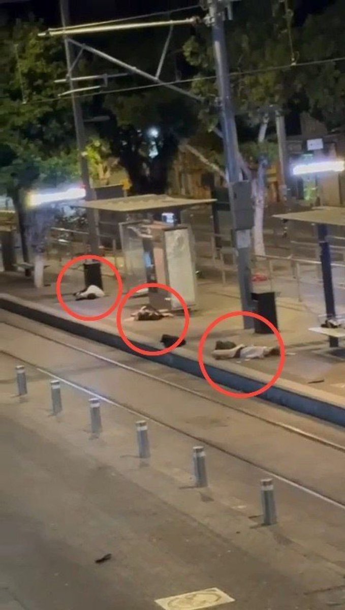 bekiservet's tweet photo. 🔴 O GECE BU GECE OLSUN

İran’ın Balistik füzelerinin bazılarına İsrail Hava Sistemleri yetersiz kaldı. 

İran balistik füzeleri, İsrail’i vuruyor.

Ayrıca Tel Aviv'in ortasında silahlı çatışma yaşandı.
İlk belirlemelere göre 4 şerefsiz geberdi.

#iran #israil #savaş #filistin #lübnan