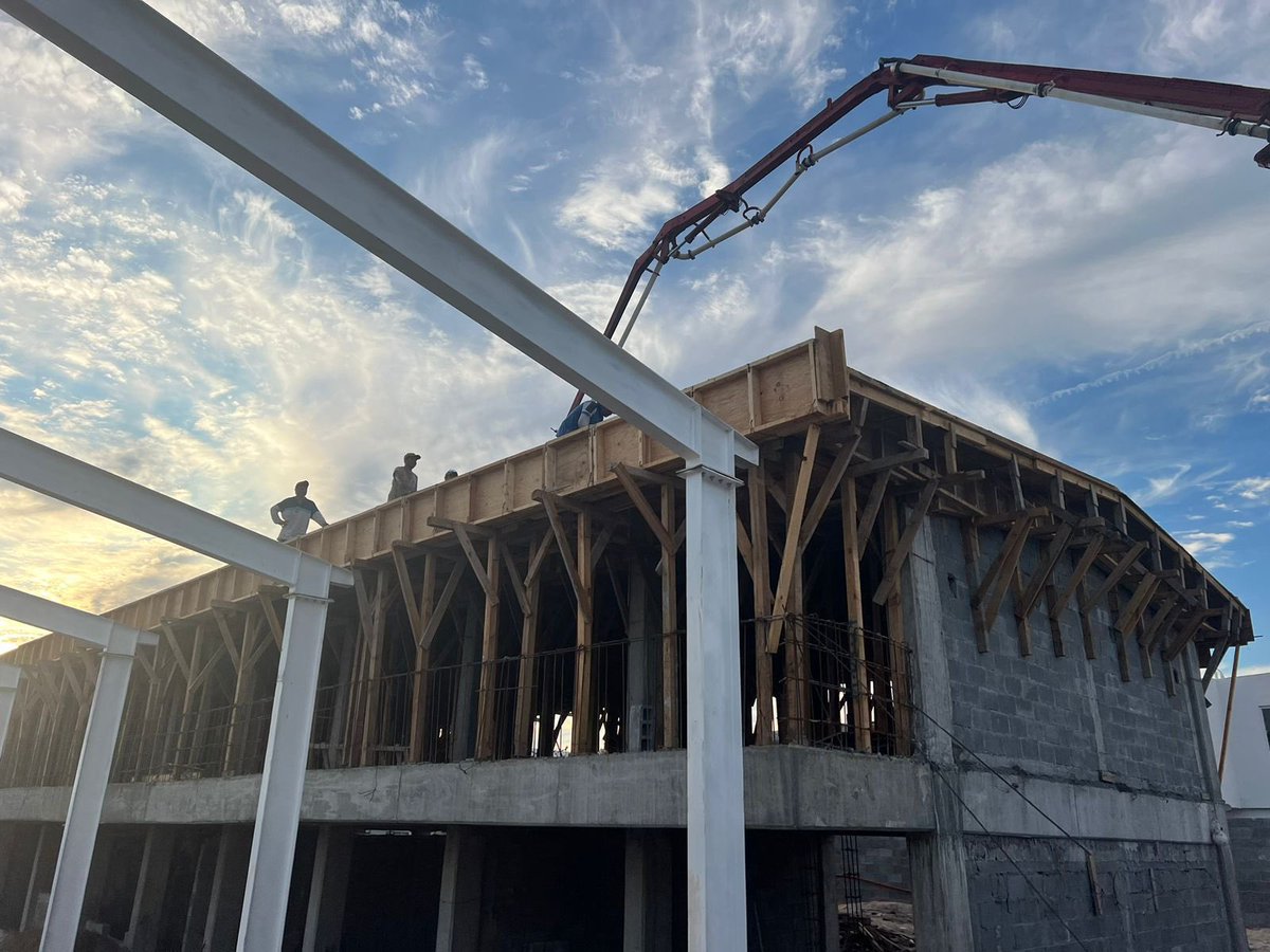 ReynosaGobierno's tweet photo. Comprometido con la educación, el Alcalde @carlospenaortiz sigue impulsando la construcción de la preparatoria en Vista Alta. Avanzan las áreas comunes y servicios. ¡Aulas modernas y espacios recreativos para los jóvenes! #ReynosaImparable https://t.co/Yd4Ua7WZN3