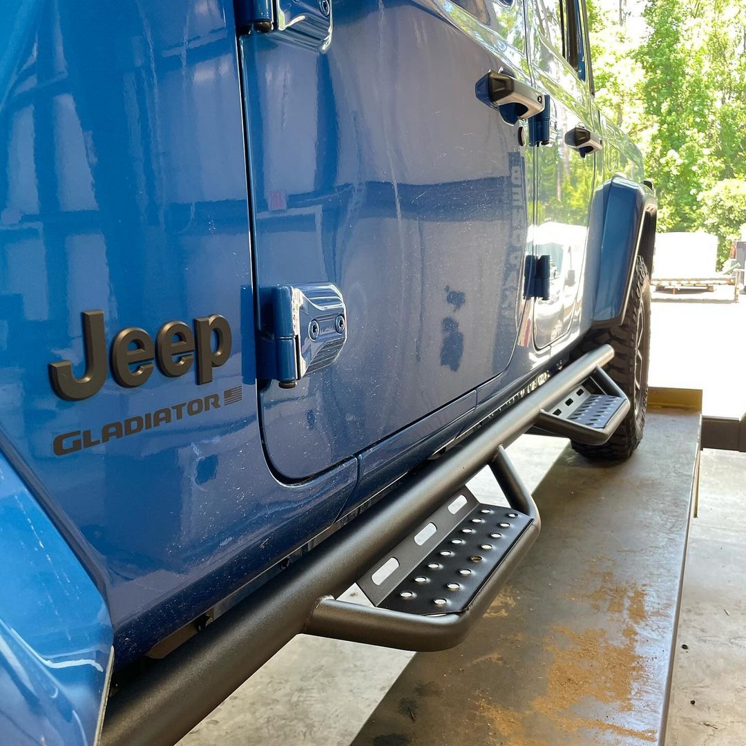 Looking to be able to get in and out of your vehicle easier? This Jeep Gladiator had its local LINE-X location install side steps.

📸: LINE-X of Tallahassee

#LINEX #SideSteps