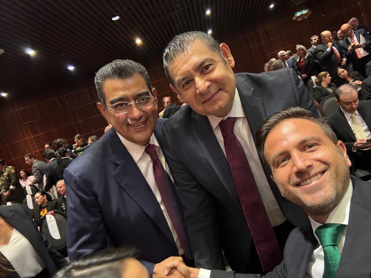 Un honor coincidir con dos grandes poblanos, el gobernador <a href="/SergioSalomonC/">Sergio Salomón</a> y el gobernador electo <a href="/armentapuebla_/">Alejandro Armenta</a> , en la toma de protesta de la primera Presidenta de México <a href="/Claudiashein/">Claudia Sheinbaum Pardo</a> 

Puebla es y será aliada de esta nueva etapa en nuestra historia 🇲🇽