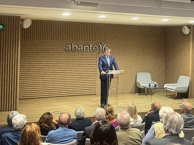 wzmanagement's tweet photo. Hoy estamos en el auditorio de @abanteasesores celebrando un evento con nuestros clientes con motivo de la integración. Carlos González, director general, y @ssatrustegui, presidente de Abante, han dado la bienvenida y han presentado el proyecto. https://t.co/8pd2geAje6