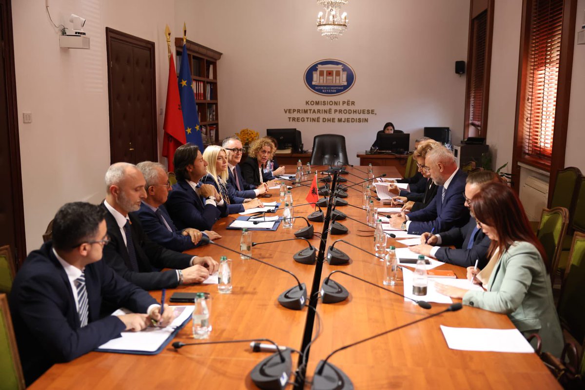 Italy in Albania tweet media