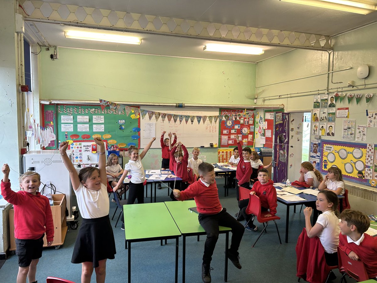 Blwyddyn 4B yn creu gwe gyfathrebu wrth drafod manteision ac anfanteision cau ffwrnais y gwaith dur 🕸️
Year 4B creating a communication web whilst discussing the advantages &amp; disadvantages of closing the blast furnace at <a href="/TataSteelUK/">Tata Steel UK</a>