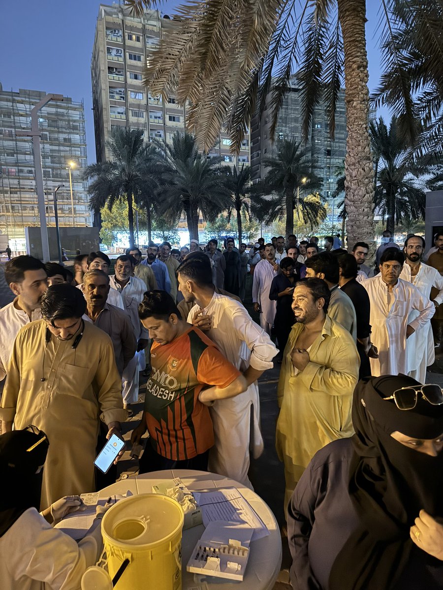 fudha11's tweet photo. في خطوة تهدف إلى تعزيز الصحة العامة والوقاية من الأمراض، المدير العام التنفيذي لـ #مدينة_الملك_سعود_الطبية د. محمد المالكي يدشن الحملة الوطنية للتطعيم ضد #الإنفلونزا_الموسمية و كان لي شرف الانضمام إلى فريق العمل
وتستمر المملكه في عطاء https://t.co/KNHnBc1z51