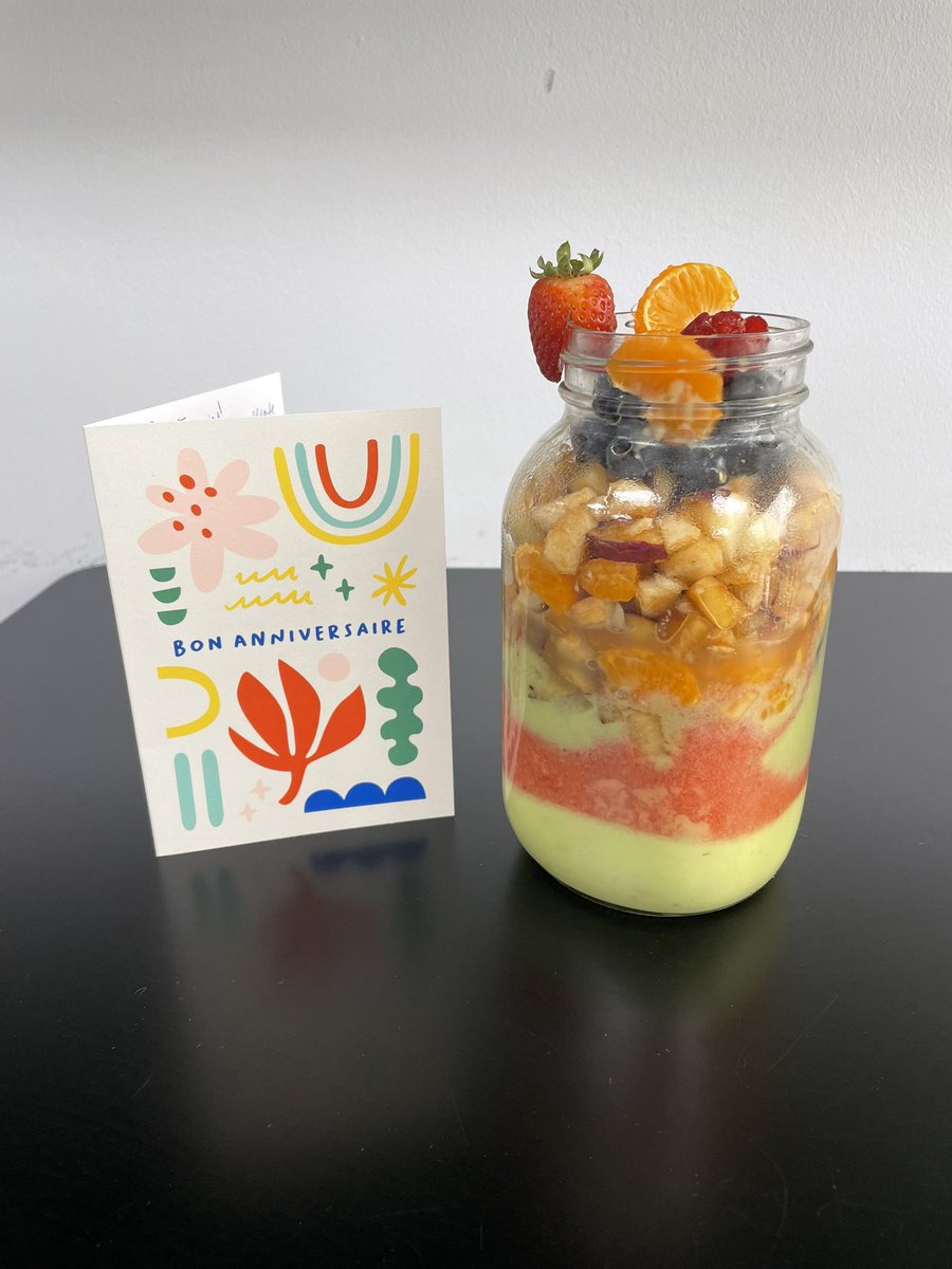 Souhaitons une bonne fête à notre merveilleuse directrice Mme Jeannine Pellerin! Pour célébrer, notre sénatrice Nelly a préparé un délicieux smoothie santé! 🥳🎉