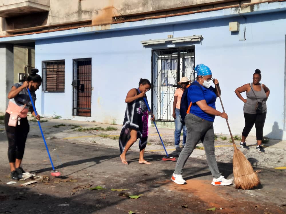 MayraArevich's tweet photo. El @MINCOMCuba participó en el trabajo voluntario en los consejos populares del municipio Plaza, junto a @MinfarC, entidades, autoridades locales y población en la recogida de desechos sólidos. Toca sostener lo logrado por entidades y vecinos en cada lugar. #CubaEnModoVictoria https://t.co/SvzJSVMtco