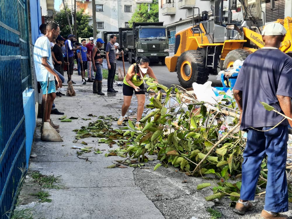 MayraArevich's tweet photo. El @MINCOMCuba participó en el trabajo voluntario en los consejos populares del municipio Plaza, junto a @MinfarC, entidades, autoridades locales y población en la recogida de desechos sólidos. Toca sostener lo logrado por entidades y vecinos en cada lugar. #CubaEnModoVictoria https://t.co/SvzJSVMtco
