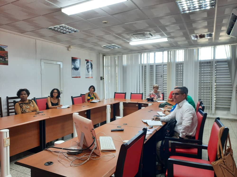 prosacuba's tweet photo. Entra pronto en vigor la Ley de Comunicación Social!!! #MINDUS y el ICS capacitan a directivos y comunicadores, desde provincias participamos por videoconferencia. Gracias #COPEXTELMatanzas por la acogida. #CubaViveYVence #GenteQueSuma #IndustriasCuba https://t.co/DWdwu237ZG