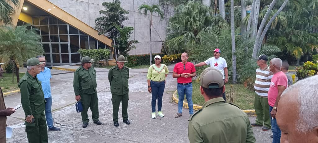 MayraArevich's tweet photo. El @MINCOMCuba participó en el trabajo voluntario en los consejos populares del municipio Plaza, junto a @MinfarC, entidades, autoridades locales y población en la recogida de desechos sólidos. Toca sostener lo logrado por entidades y vecinos en cada lugar. #CubaEnModoVictoria https://t.co/SvzJSVMtco