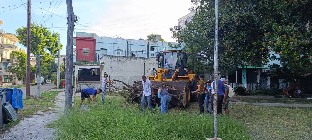 El <a href="/MINCOMCuba/">Ministerio de Comunicaciones Cuba</a> participó en el trabajo voluntario en los consejos populares del municipio Plaza, junto a <a href="/MinfarC/">Minfar_Cuba</a>, entidades, autoridades locales y población en la recogida de desechos sólidos. Toca sostener lo logrado por entidades y vecinos en cada lugar. #CubaEnModoVictoria