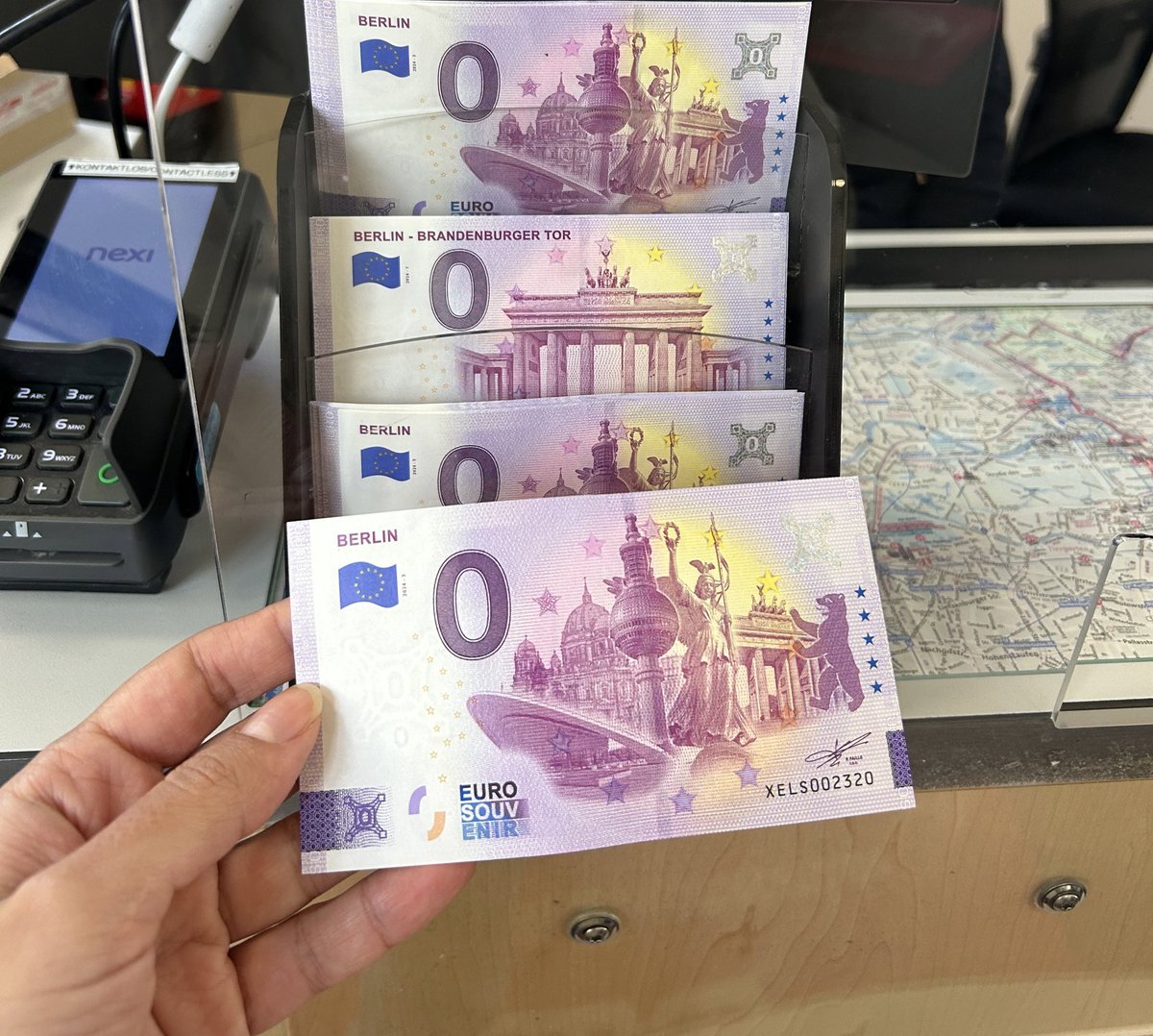 kaankrb's tweet photo. Gelir gelmez cepteki türk lirasını euro yaptım. https://t.co/e6O9oFfYyd