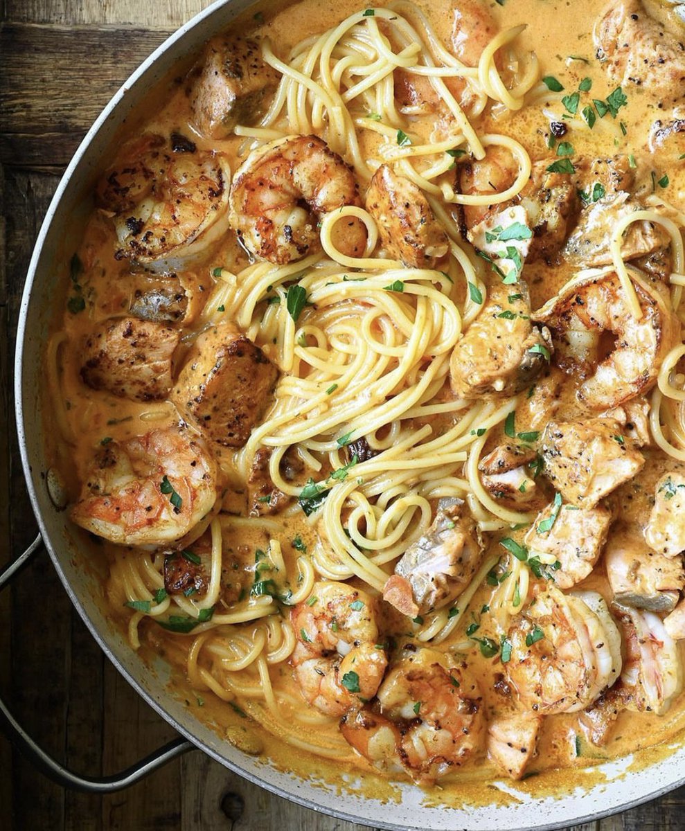 foodietechlab's tweet photo. Creamy salmon and shrimp Alfredo pasta 🍝 🍤🍣🍤🍣🧈🫕🍝 https://t.co/qu3Eyu3fgq