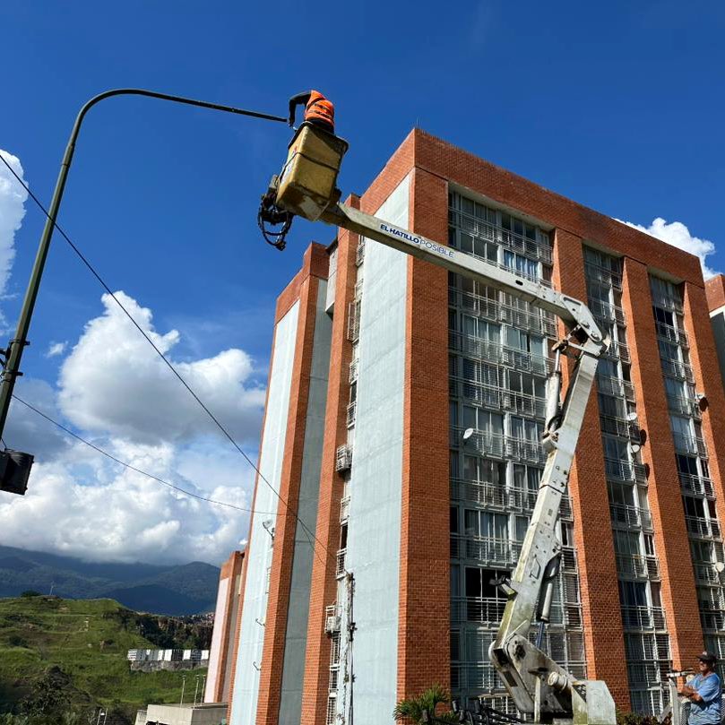 Continuamos realizando la recuperación integral del sistema de alumbrado público en los distintos sectores de nuestro municipio #ElHatillo. Esta semana estuvimos atendiendo sectores de #ElEncantado. #ElHatilloPosible #1Oct