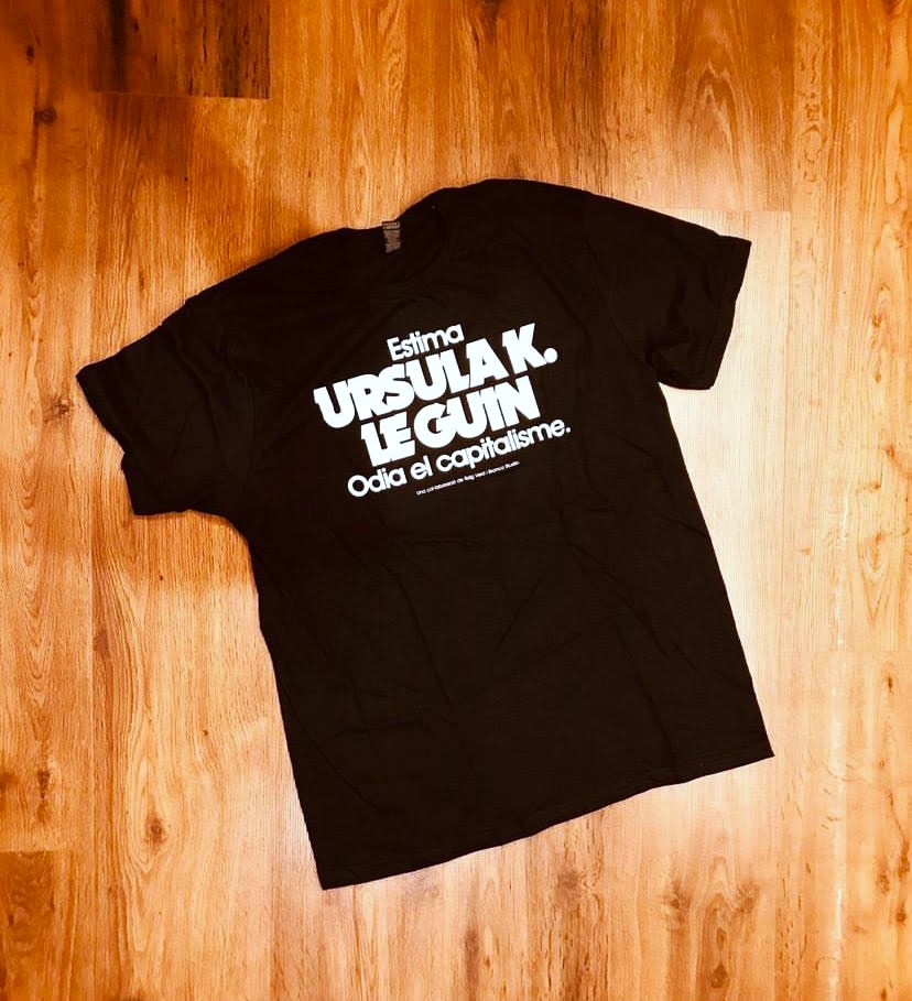 ✨Mireu que bonica ha quedat la nova samarreta de l'Ursula K. Le Guin! 👕

🌐 La teniu disponible en diferents talles a: capsesdellibres.com/product-page/s… 

🔥Afanyeu-vos que tenim un estoc limitat!!