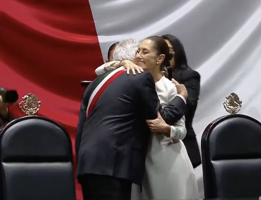 azucenau's tweet photo. Así fue como recibió Andrés Manuel López Obrador a la presidenta electa, Claudia Sheinbaum en la #TomaDeProtesta en la Cámara de Diputados https://t.co/tHILy4UHPs