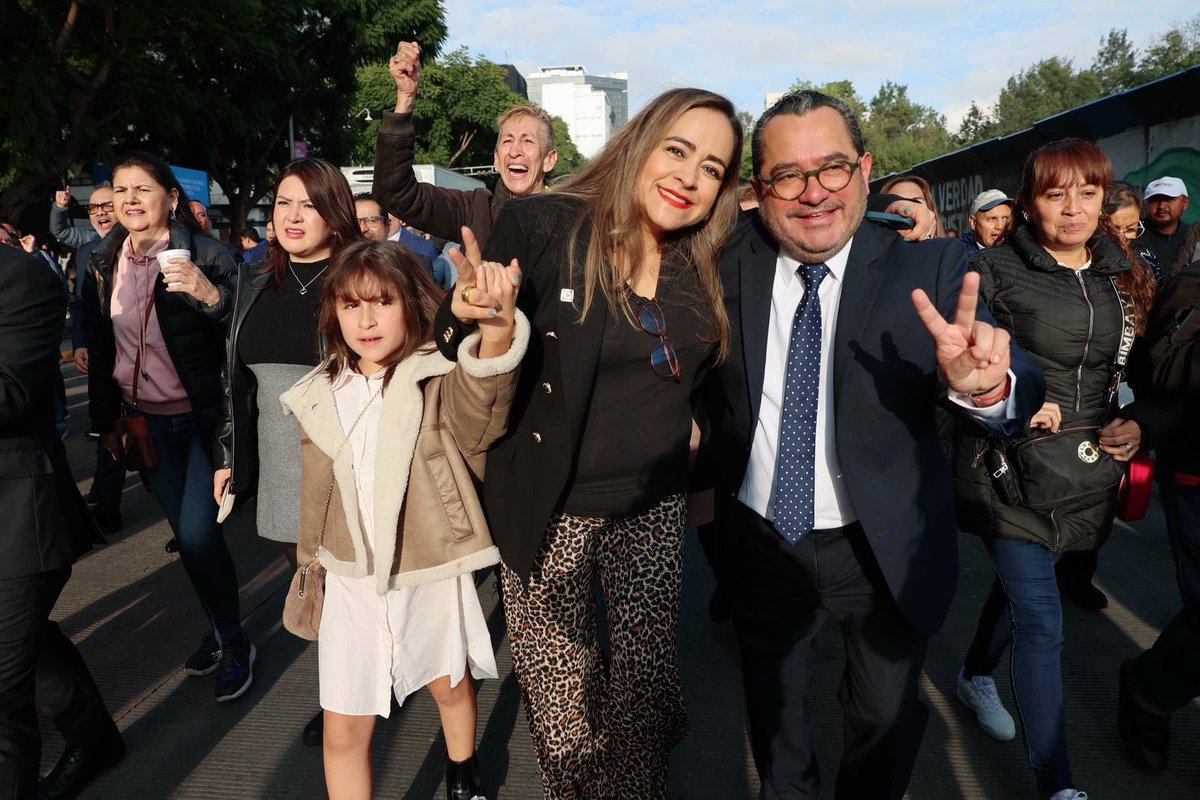 laualvarez_80's tweet photo. Los vecinos de la Miguel Hidalgo, nos reunimos hoy para acompañarte en esta nueva etapa, @Mauriciotabe. Estoy segura de que seguirás desempeñándote con el mismo compromiso y dedicación que te ha caracterizado. Tu amor por la Miguel Hidalgo se refleja en cada acción que emprendes. https://t.co/sOAe0xN1jA