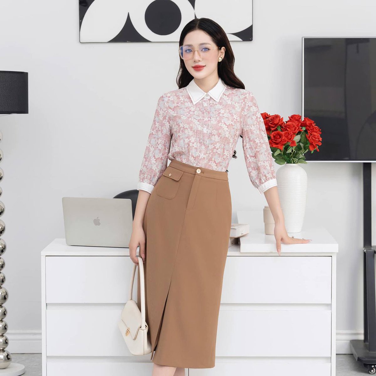 trangpham2000's tweet photo. Khuyên tai lấp lánh trông em khá trảnh 
Cần anh ở cạnh mới chịu được cơ https://t.co/fzeaKBE3vZ