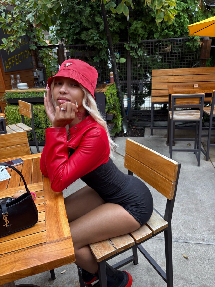 Chillin with no makeup on, that’s when you’re the prettiest 🥰