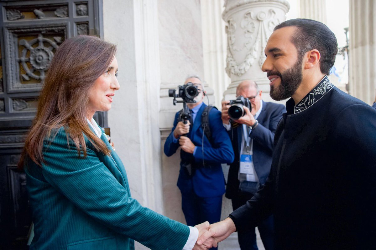 Casa Presidencial 🇸🇻 (@presidenciasv) on Twitter photo Como parte de su Visita Oficial en la República Argentina, hoy el Presidente <a href="/nayibbukele/">Nayib Bukele</a> ha sido recibido por la vicepresidente del país y presidente del Senado, <a href="/VickyVillarruel/">Victoria Villarruel</a>.
#BukeleEnArgentina 🇸🇻🇦🇷 Como parte de su Visita Oficial en la República Argentina, hoy el Presidente <a href="/nayibbukele/">Nayib Bukele</a> ha sido recibido por la vicepresidente del país y presidente del Senado, <a href="/VickyVillarruel/">Victoria Villarruel</a>.
#BukeleEnArgentina 🇸🇻🇦🇷