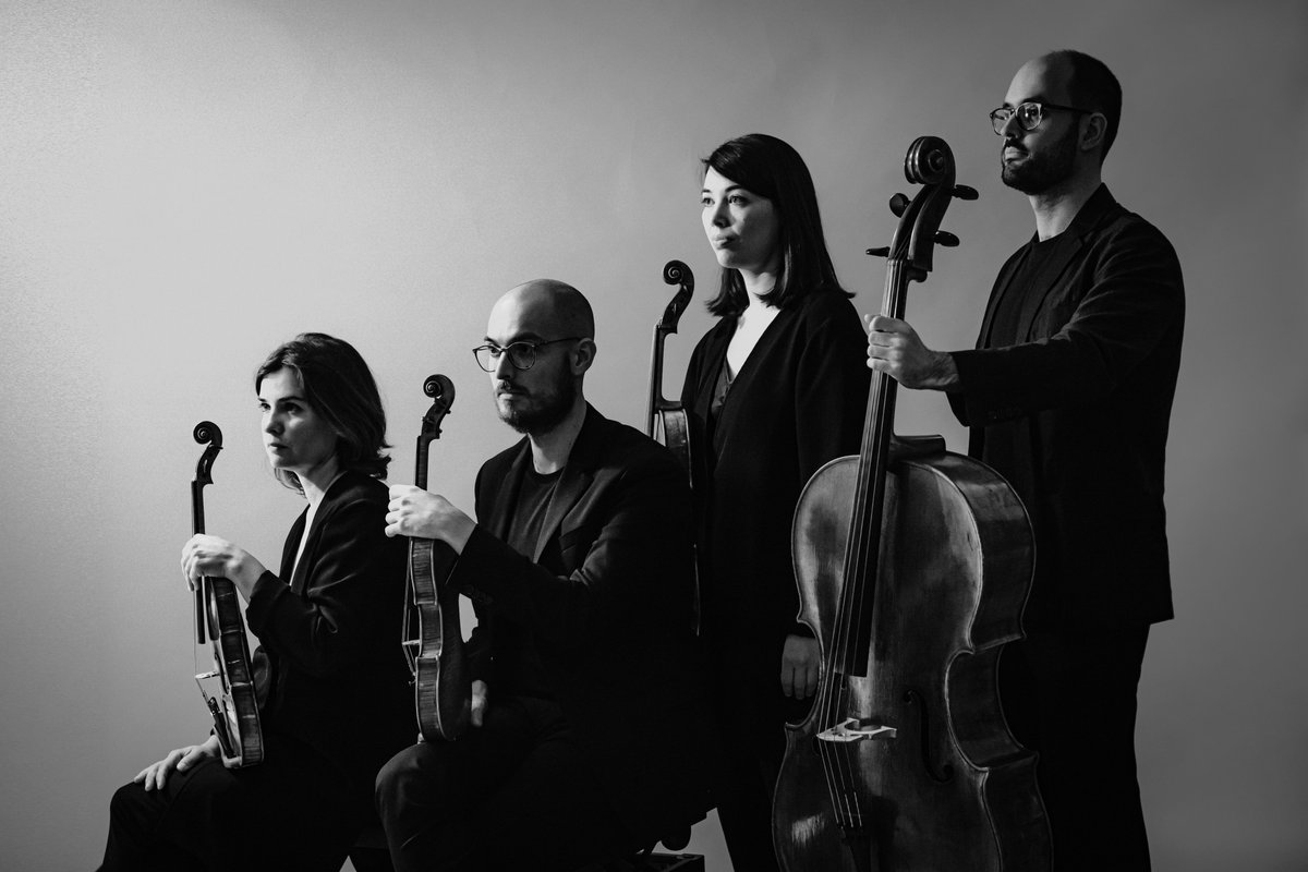 JM Banyoles (@jmbanyoles) on Twitter photo 🎻🎶 Aquest dissabte 5 d’octubre (20 h), el <a href="/CosmosQuartet/">CosmosQuartet</a> tancarà la seva residència artística presentant com a colofó final ‘Evolucions’, un programa que gira entorn a l’evolució del gènere del quartet de corda a través de tres autors: Webern, Haydn i Britten 🎻🎶 Aquest dissabte 5 d’octubre (20 h), el <a href="/CosmosQuartet/">CosmosQuartet</a> tancarà la seva residència artística presentant com a colofó final ‘Evolucions’, un programa que gira entorn a l’evolució del gènere del quartet de corda a través de tres autors: Webern, Haydn i Britten